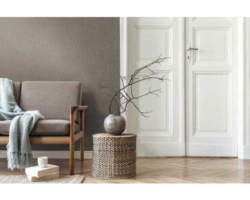 Wohnzimmer mit Sofa, Beistelltisch und Dekoration für eine gemütliche Atmosphäre.