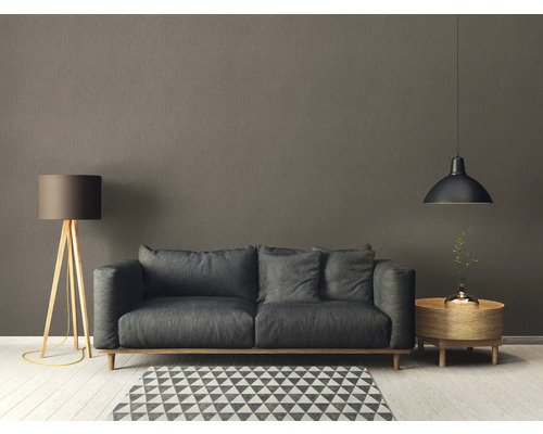 Wohnzimmer mit Sofa, Stehlampe und Pendelleuchte