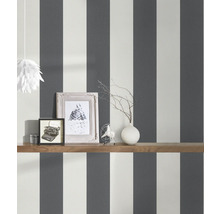 Wandgestaltung mit gestreifter Tapete, Wandregal und Dekorationen