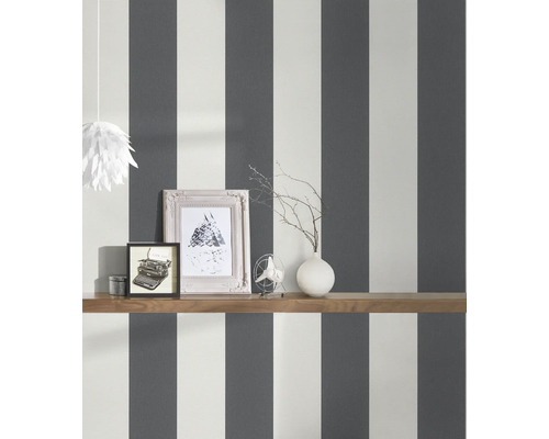 Wandgestaltung mit gestreifter Tapete, Wandregal und Dekorationen