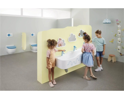 Kindertoilette mit Waschbecken und Kindern, die sich die Hände waschen