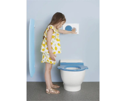 Mädchen betätigt Spültaste über einer Kindertoilette