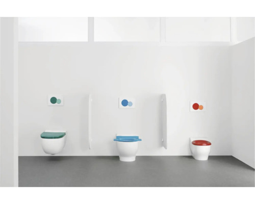 Drei Toiletten mit farbigen Sitzen und Betätigungsplatten in einem Badezimmer.