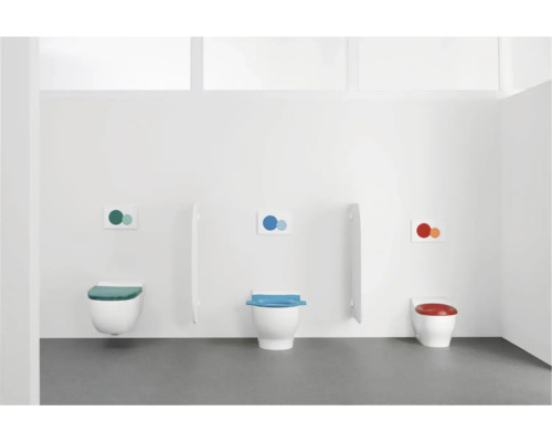 Drei Toiletten mit farbigen Sitzen in einem Badezimmer