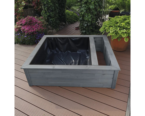 Hochbeet aus Holz mit Folie auf einer Terrasse