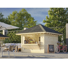 Holzgartenhaus mit Verkaufstheke, Außenbereich mit Sitzgelegenheiten und Fahrrad