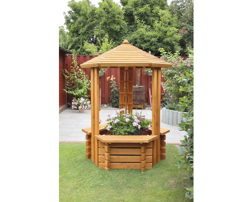 Holzpavillon mit Bepflanzung im Garten