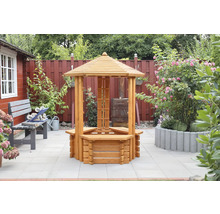 Holzpavillon im Garten mit Bänken