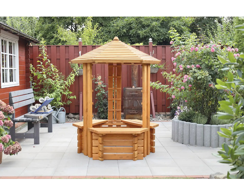 Holzpavillon im Garten mit Bänken