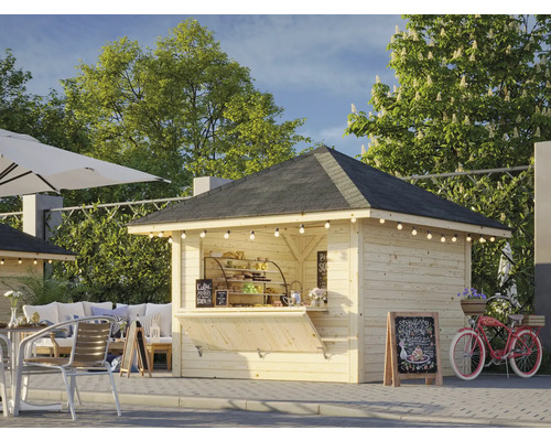 Holz Kiosk mit schwarzem Dach, Außenbereich mit Tischen und Stühlen
