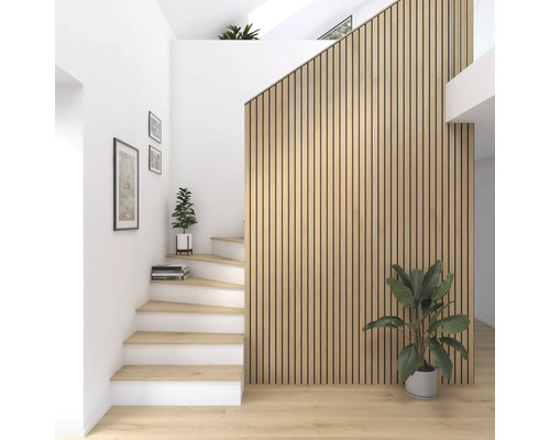 Heller Raum mit Treppe, Holzpaneelwand und Zimmerpflanzen