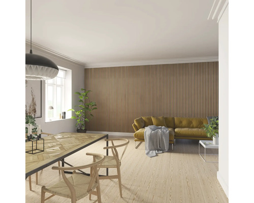 Wohnzimmer mit Esstisch, Stühlen, Sofa und Wandpaneelen