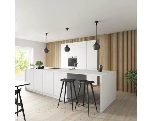 Moderne Küche mit Kücheninsel, Barhockern und Pendelleuchten