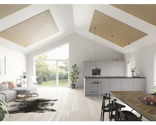 Heller Wohnraum mit offener Küche, Deckenpaneelen aus Holz und großen Fenstern