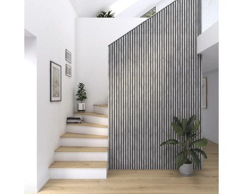 Heller Flur mit Treppe, Wandverkleidung aus Holzlamellen und Zimmerpflanzen.