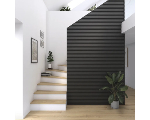 Treppenhaus mit Holzstufen, dunkler Wandverkleidung und Zimmerpflanzen