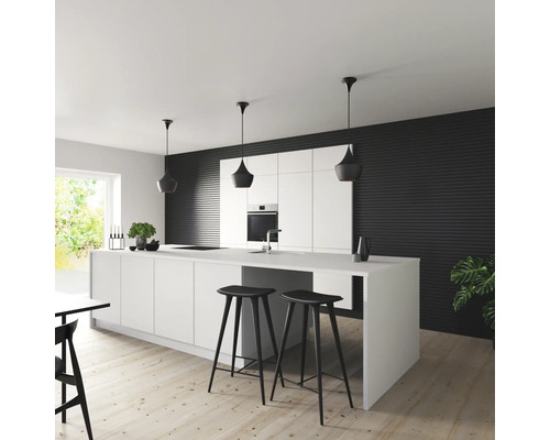 Moderne Küche mit Kücheninsel, Barhockern und Pendelleuchten