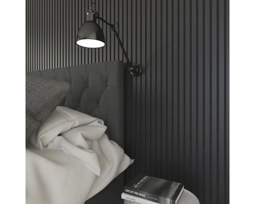 Schlafzimmer mit Wandpaneelen, Nachttischlampe und Buch