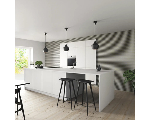 Helle Küche mit Kücheninsel, Barhockern und Pendelleuchten