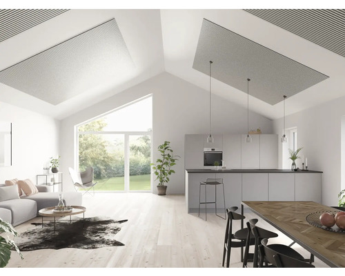 Heller Wohnraum mit offener Küche, Deckenpaneelen und grosser Fensterfront.