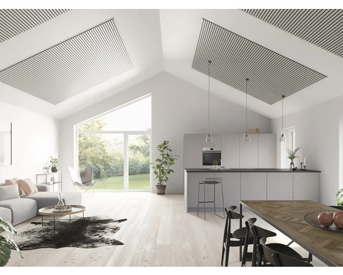 Heller Wohnraum mit Deckenpaneelen, Küche, Esstisch und Sitzbereich
