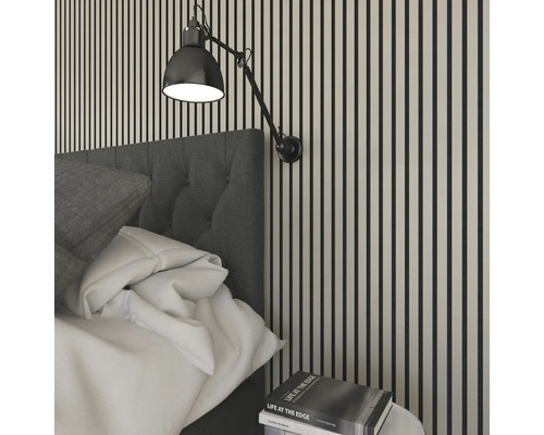 Schlafzimmer mit Wandleuchte, Bett und Nachttisch