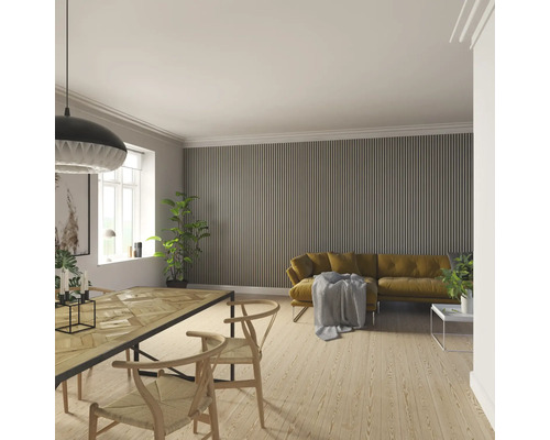 Heller Wohnraum mit Esstisch, Stühlen, Sofa und Wandpaneelen