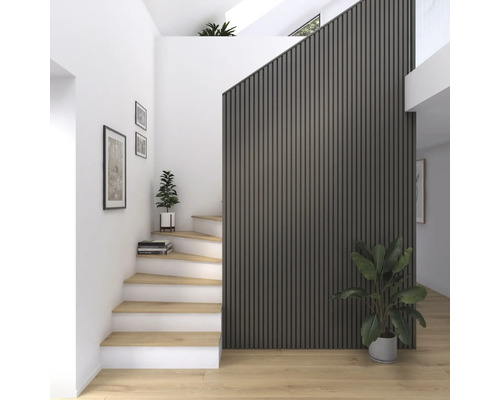 Heller Treppenaufgang mit Holzstufen, Wandbildern und dekorativer Lamellenwand