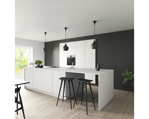 Moderne Küche mit Kücheninsel, Barhockern und Pendelleuchten