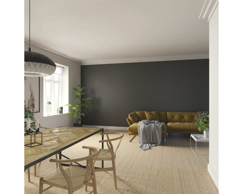 Wohnzimmer mit Holztisch, Stühlen und Paneelwand