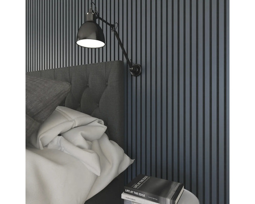 Schlafzimmer mit Bett, Nachttisch und Wandleuchte