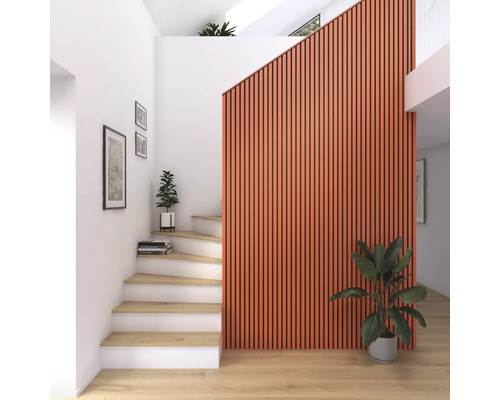 Heller Raum mit Treppe, Wandpaneelen und Zimmerpflanzen.