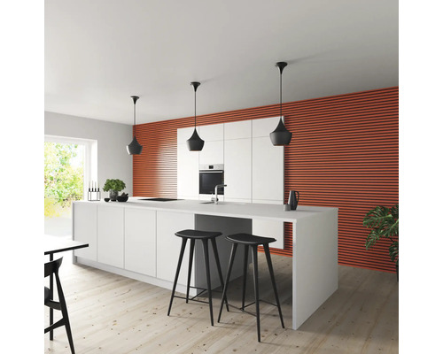 Moderne Küche mit Kücheninsel, Barhockern, Einbaubackofen und horizontaler Wandverkleidung