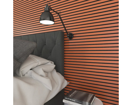 Schlafzimmer mit Wandpaneelen, Bett und Lampe