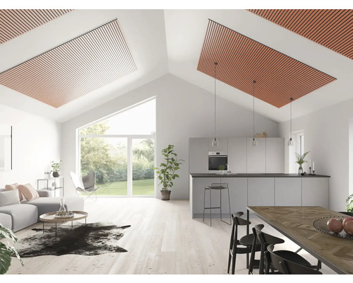 Helles Wohnzimmer mit offener Küche und Holzpaneelen an der Decke