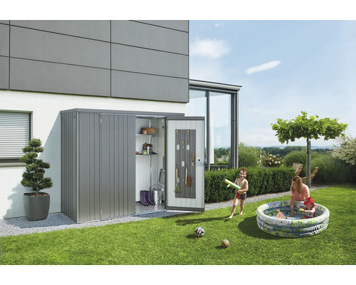 Geräteschrank Biohort Gr. 230 227 x 83 cm, silber-metallic Metall Gerätehaus mit geöffneter Tür, Werkzeugen und Regalen in einem Garten mit spielenden Kindern