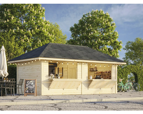 Holzverkaufsstand mit dunklem Dach, beleuchtet mit Glühbirnenketten, mit Tischen, Stühlen, Kreidetafel und Fahrrädern im Hintergrund