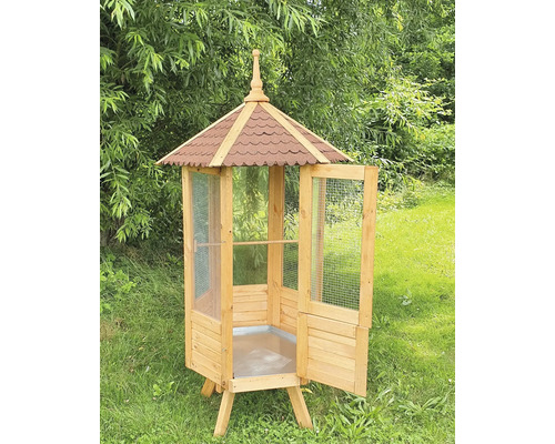 Vogelhaus aus Holz mit geöffneter Tür im Garten