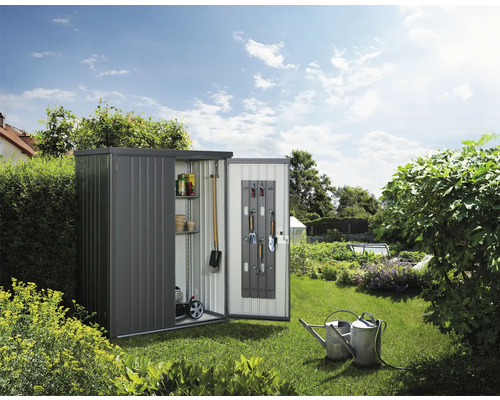 Geräteschrank Biohort Gr. 150 155 x 83 cm, quarzgrau-metallic Gartenschrank mit geöffneter Tür im Garten, Lagerung von Gartengeräten.