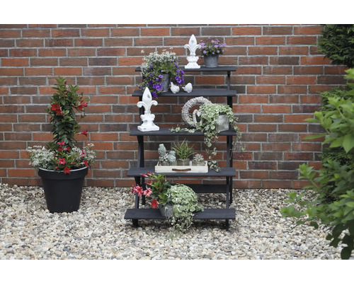 Dekorative Gartenregal aus Holz mit Pflanzen und Dekoration