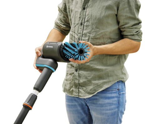 Mann hält eine GARDENA Bürste mit Wasseranschluss in der Hand