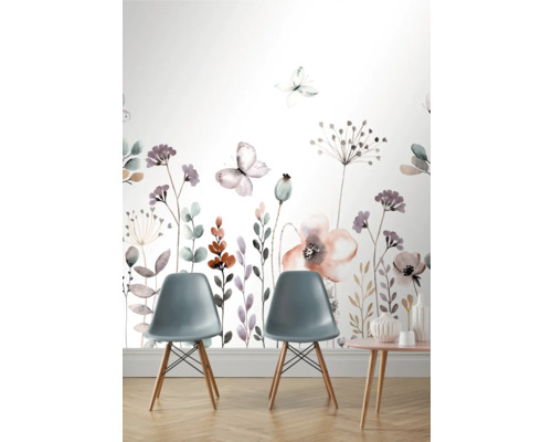 Raum mit Blumentapete und zwei Stühlen