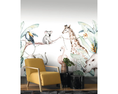 Wandbild mit Tieren wie Giraffe, Koala und Nashorn im Dschungelstil hinter einem gelben Sessel
