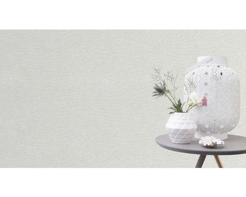 Dekorative Szene mit Tapete, Tisch, Laterne und Blumenvase