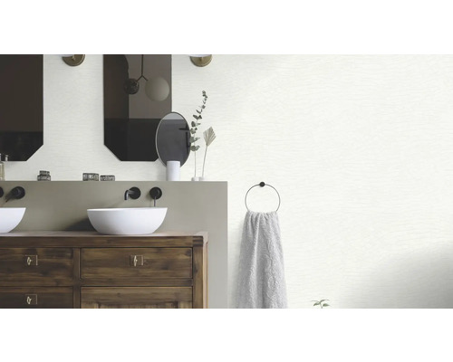 Helles Badezimmer mit Doppelwaschtisch und Spiegel