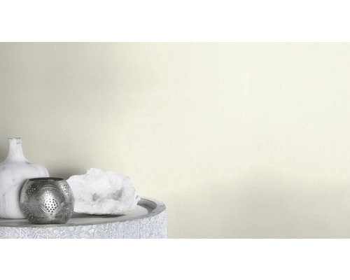 Dekorative Szene mit einer Vase, einem Teelichthalter und einem Quarzkristall auf einem Tisch