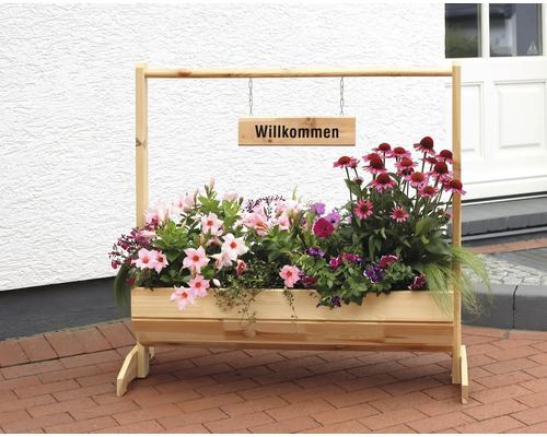Blumenkasten aus Holz mit Aufschrift Willkommen und verschiedenen Blumen