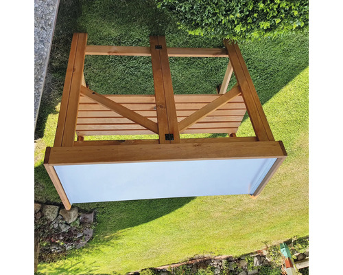 Holz Sandkasten mit Abdeckung im Garten.