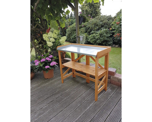 Gartentisch mit Arbeitsfläche und Ablage im Garten.