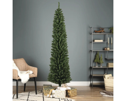 Schmaler künstlicher Weihnachtsbaum im Wohnzimmer mit Geschenken